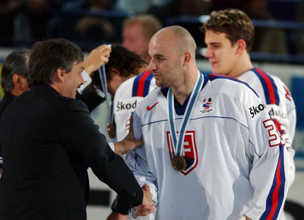 Na snímke Pavol Demitra prijíma gratuláciu od prezidenta IIHF René Fasela.