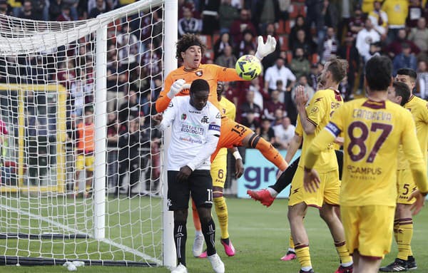 Na snímke vľavo hore brankár Salernitany Guillermo Ochoa, uprostred slovenský obranca Norbert Gyömbér v zápase 28. kola talianskej Serie A vo futbale Spezia Calcio – US Salernitana (1:1)