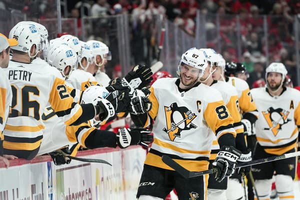 Sidney Crosby z Pittsburghu sa dostal na métu 1500 bodov v profiligovej kariére.