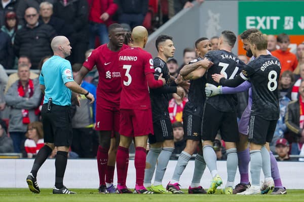 Zápas medzi Liverpoolom a Arsenalom bol plný emócii.