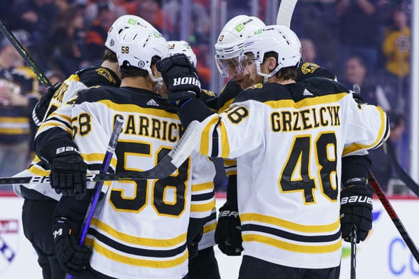 Hokejisti Bostonu Bruins slávili rekordný 63. triumf v základnej časti NHL.
