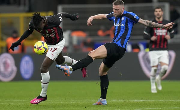 Slovenský futbalista v drese Interu Miláno Milan Škriniar (uprostred).