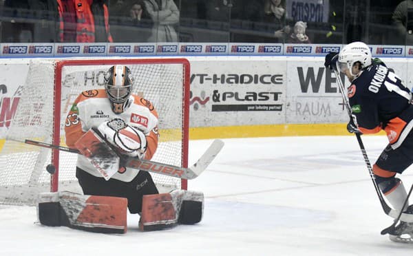 Brankár Dominik Riečický (Košice) a Dávid Okoličány (Michalovce) v šiestom zápase semifinále play-off hokejovej Tipos extraligy.