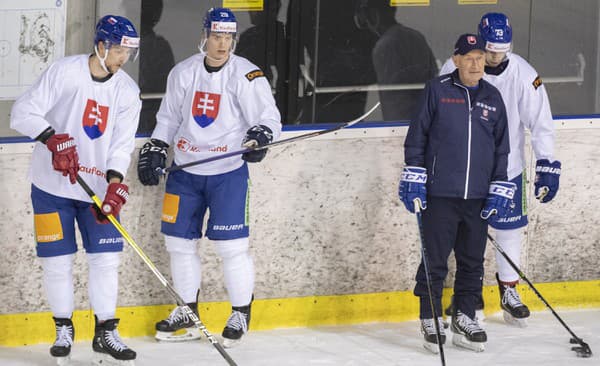 Na snímke zľava Martin Gernát, Michal Ivan, tréner Craig Ramsay a Michal Beňo počas tréningu