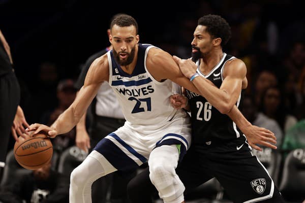 Francúzsky pivot Rudy Gobert (vľavo) patrí dlhodobo medzi najlepších obrancov v NBA.