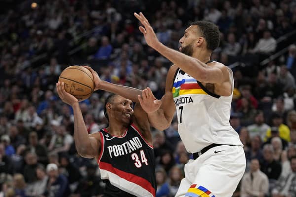 Francúzsky pivot Rudy Gobert (vpravo) patrí dlhodobo medzi najlepších obrancov v NBA.