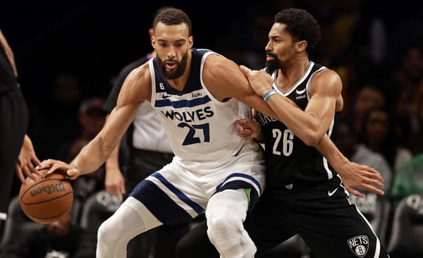 Francúzsky pivot Rudy Gobert (vľavo) patrí dlhodobo medzi najlepších obrancov v NBA.