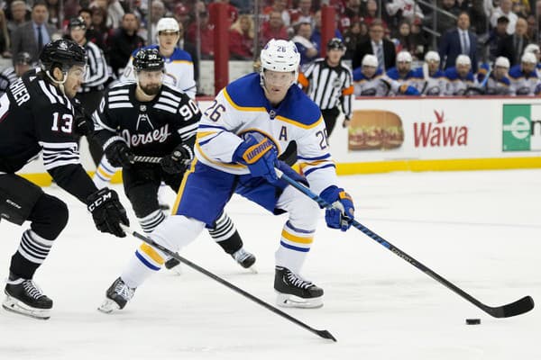 Obranca Rasmus Dahlin (26) z Buddala Sabres, uprostred slovenský hokejista Tomáš Tatar a vľavo Nico Hischier (obaja New Jersey Devils).