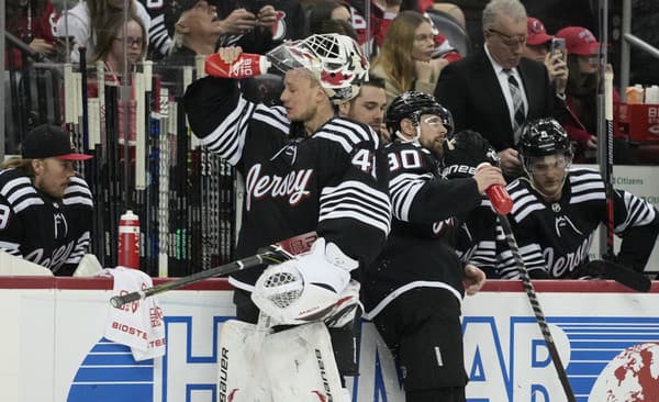 Brankár Vitek Vaněček z New Jersey Devils sa osviežuje počas prestávky, vedľa neho slovenský hokejista Tomáš Tatar.