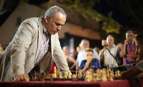Veľmajster Garri Kasparov má 60 rokov.