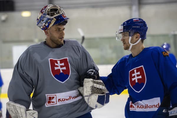 Na snímke zľava brankár Samuel Hlavaj a Martin Faško-Rudáš počas tréningu slovenskej hokejovej reprezentácie v rámci kempu pred MS 2023