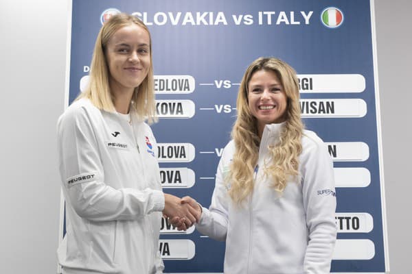 Vľavo Anna Karolína Schmiedlová (Slovensko) a Camila Giorgiová (Taliansko) pózujú počas žrebu kvalifikácie na tenisový turnaj Pohára Billie - Jean Kingovej Slovensko - Taliansko.