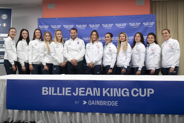 Na snímke slovenský tím, zľava Renáta Jamrichová, Viktória Hrunčáková, Tereza Mihalíková, Radka Zelníčková, Anna Karolína Schmiedlová a nehrajúci kapitán tímu Matej Lipták, taliansky tím - kapitánka tímu Tathiana Garbinová, Martina Trevisanová, Camila Giorgiová, Elisabetta Cocciarettová, Jasmine Paoliniová a Lucia Bronzettiová .