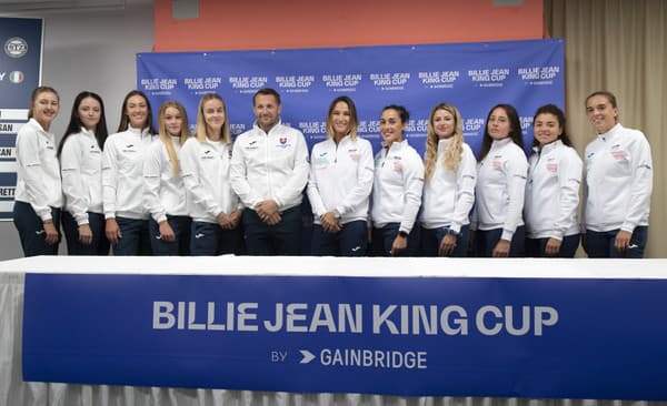 Na snímke slovenský tím, zľava Renáta Jamrichová, Viktória Hrunčáková, Tereza Mihalíková, Radka Zelníčková, Anna Karolína Schmiedlová a nehrajúci kapitán tímu Matej Lipták, taliansky tím - kapitánka tímu Tathiana Garbinová, Martina Trevisanová, Camila Giorgiová, Elisabetta Cocciarettová, Jasmine Paoliniová a Lucia Bronzettiová .