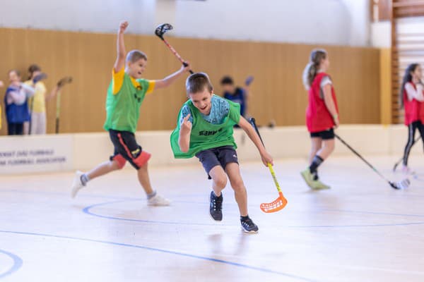 Pri príležitosti Medzinárodného dňa florbalu nechýbali turnaje medzi školskými triedami.