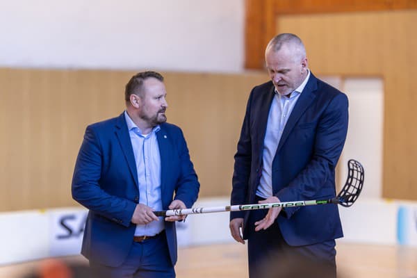 Štátny tajomník pre šport Richard Nemec (vpravo) a prezident SZFB Martin Kopejtko. 