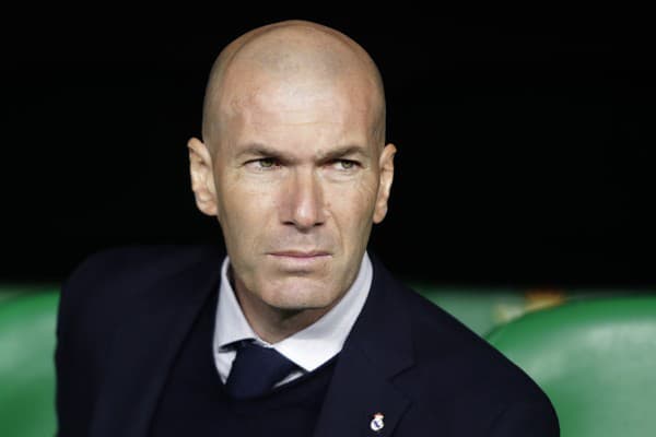 Bývalý skvelý futbalista a v súčasnosti tréner Zinedine Zidane.