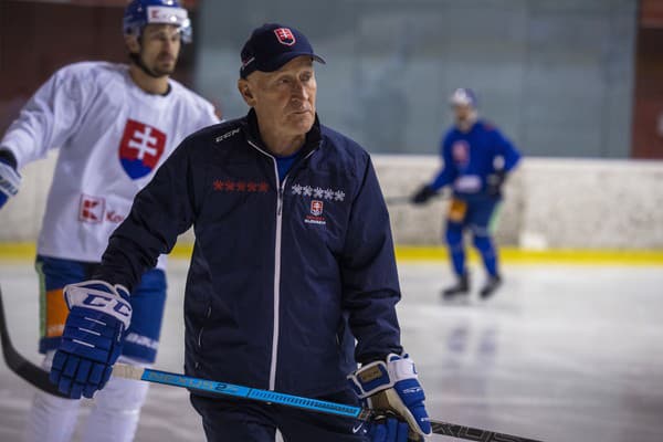 Na snímke zľava Marek Hrivík a tréner slovenskej hokejovej reprezentácie Craig Ramsey počas tréningu slovenskej hokejovej reprezentácie.