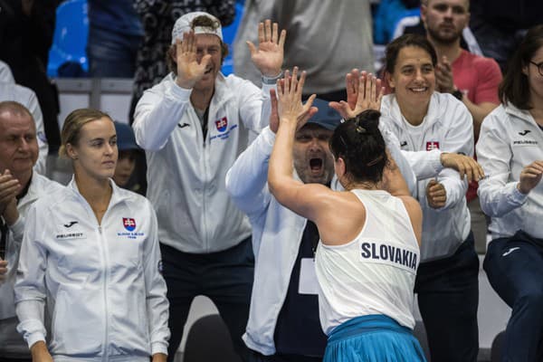 Slovenská tenistka Viktória Hrunčáková sa teší z výhry nad Taliankou Elisabettou Cocciarettovou.