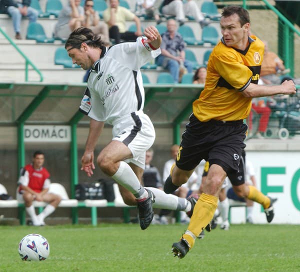 2002: Rado (vpravo) v súboji s Maixnerom z Artmedie Petržalka.