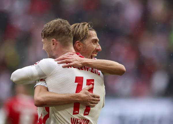 Timo Werner a Kevin Kampl (vpravo) z RB Lipska sa tešia z gólu.