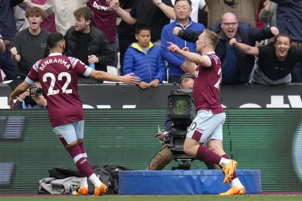 Jarrod Bowen (West Ham) vpravo oslavuje gól proti Arsenalu.