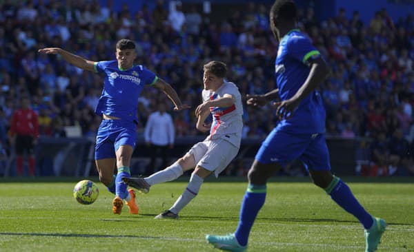 Gavi (FC Barcelona) strieľa v zápase proti Getafe.