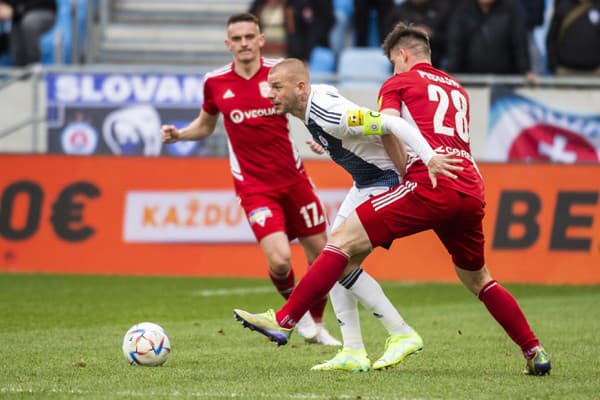 Zľava Róbert Polievka (Banská Bystrica), Vladimír Weiss ml. (Slovan) a Marián Pišoja (Banská Bystrica).