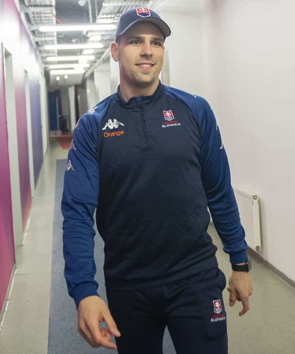 Slovenský hokejový reprezentant Šimon Petráš prichádza na zraz.