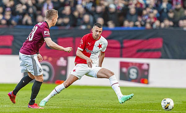 Schranz (vpravo) v súboji so sparťanom Wiesnerom.