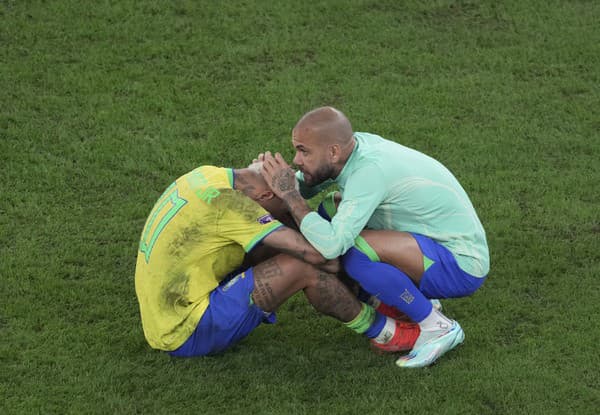 Dani Alves (vpravo) patril k dlhoročným oporám brazílskej futbalovej reprezentácie.