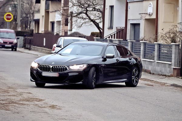 Svoj vozový park nedávno rozšíril o nové BMW.