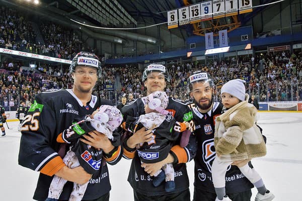 Útočník Joona Jääskeläinen(uprostred)má dvojičky. Útočník Ville Leskinen (vľavo) drží dieťa Jääskeläine.
