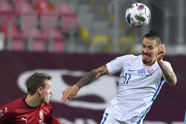 Marek Hamšík (Slovensko) a Jakub Jankto (Česko) v zápase 6. kola 2. skupiny B-divízie Ligy národov vo futbale Česko - Slovensko 18. novembra 2020