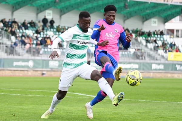 Hráč Skalice Yann Yao a hráč Slovana Zuberu Sharani počas odvetného zápasu semifinále Slovnaft Cupu MFK Skalica a ŠK Slovan Bratislava v Skalici