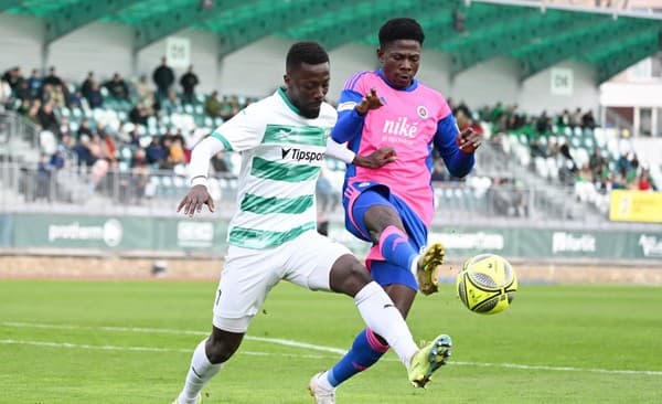 Hráč Skalice Yann Yao a hráč Slovana Zuberu Sharani počas odvetného zápasu semifinále Slovnaft Cupu MFK Skalica a ŠK Slovan Bratislava v Skalici