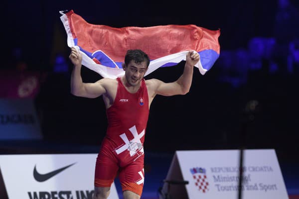 Slovenský zápasník Tajmuraz Salkazanov sa teší po víťazstve nad Talianom Frankom Chamizom Marguezom vo finále voľnoštýliarov v kategórii do 74 kg na majstrovstvách Európy v Záhrebe 19. apríla 2023. 