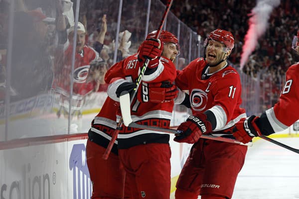 Carolina Hurricanes Jesper Fast (71) sa teší po strelení gólu v predĺžení druhého zápasu 1. kola play off.