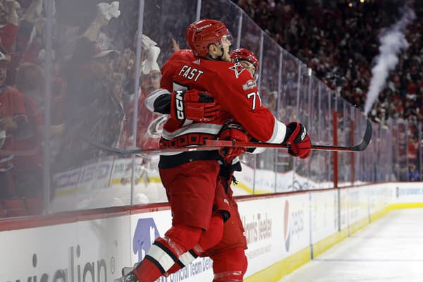 Carolina Hurricanes Jesper Fast (71) sa teší po strelení gólu v druhom zápase 1. kola play off.