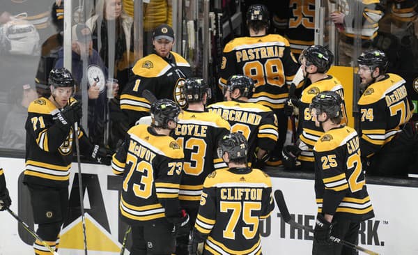 Hokejisti Bostonu Bruins odchádzajú z ľadu po prehre 3:6 v druhom zápase 1. kola play off.