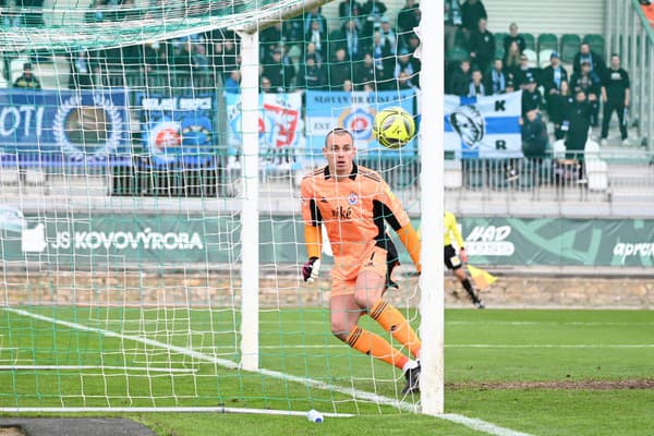 Brankár Slovana Adrián Chovan inkasuje gól počas odvetného zápasu semifinále Slovnaft Cupu MFK Skalica a ŠK Slovan Bratislava.