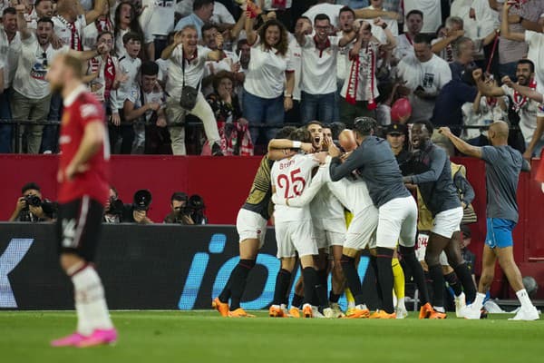 Sevilla oslavuje postup cez anglický Manchester United.