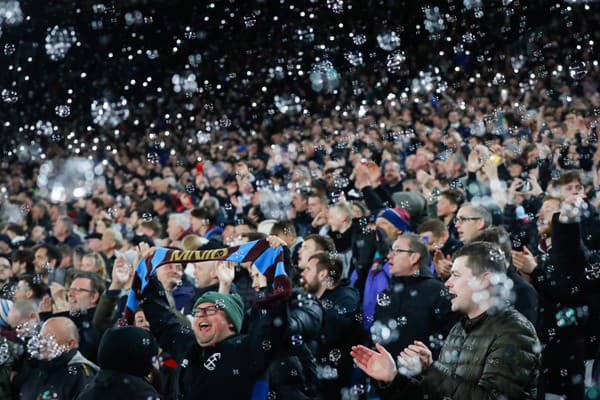 Anglickí fanúšikovia si zápas proti Gentu užívali. 