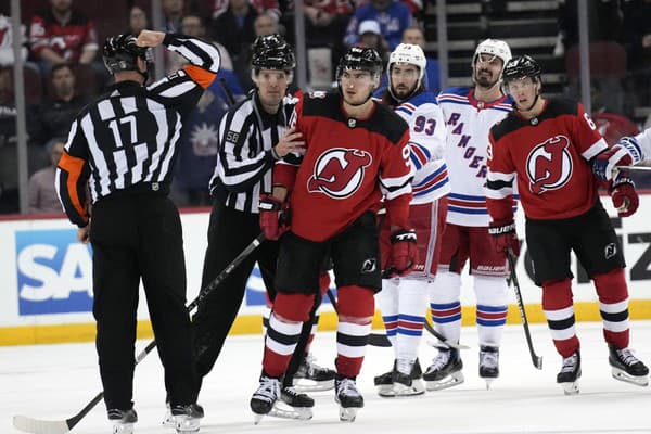 Hokejisti New Jersey Devils prehrali doma s New York Rangers aj druhý zápas.