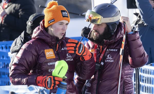 Na snímke vľavo slovenská lyžiarka Petra Vlhová a vpravo jej brat Boris Vlha po 2. kole slalomu Svetového pohára žien v alpskom lyžovaní v talianskom Sestriere.