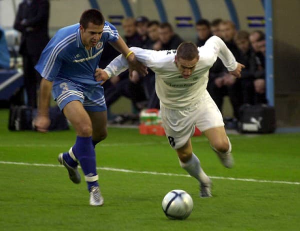 Martin Suchý (Slovan) v súboji s Blažejom Vaščákom (Artmedia)