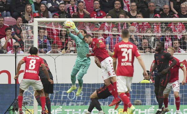Brankár Bayernu Yann Sommer chytá loptu pred Stefanom Bellom z Mainzu vo futbalovom zápase nemeckej Bundesligy 1. FSV Mainz 05 – Bayern Mníchov.