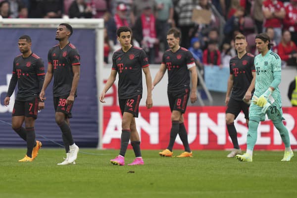 Hráči Bayernu opúšťajú ihrisko po prehre s Mainzom.