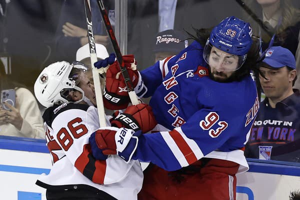 Jack Hughes (New Jersey) v súboji s Mikom Zibanejadom (Rangers).