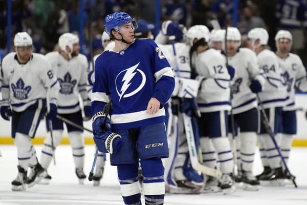 Brayden Point (Tampa Bay) odchádza z ľadu po výhre Toronta v predĺžení.